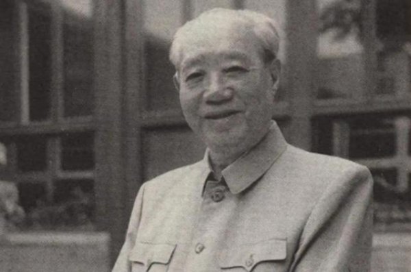 1972年有人要撤汪东兴的中办厅主任，毛主席：替我转告总理三句话