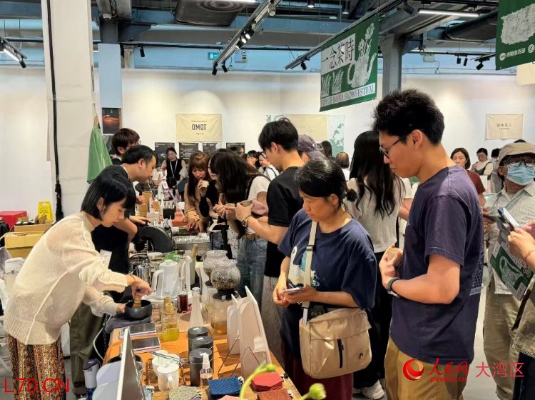 图为亚洲茶文化巿集的顾客络绎不绝。人民网记者 富子梅摄