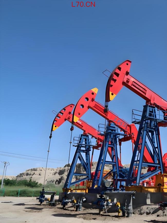 原油开盘跳空大涨8% 市场剧烈波动引发全球关注
