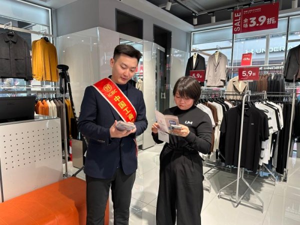 工行贵阳清镇支行开展“进商场”宣传 帮市民把金融知识装进“购物袋”