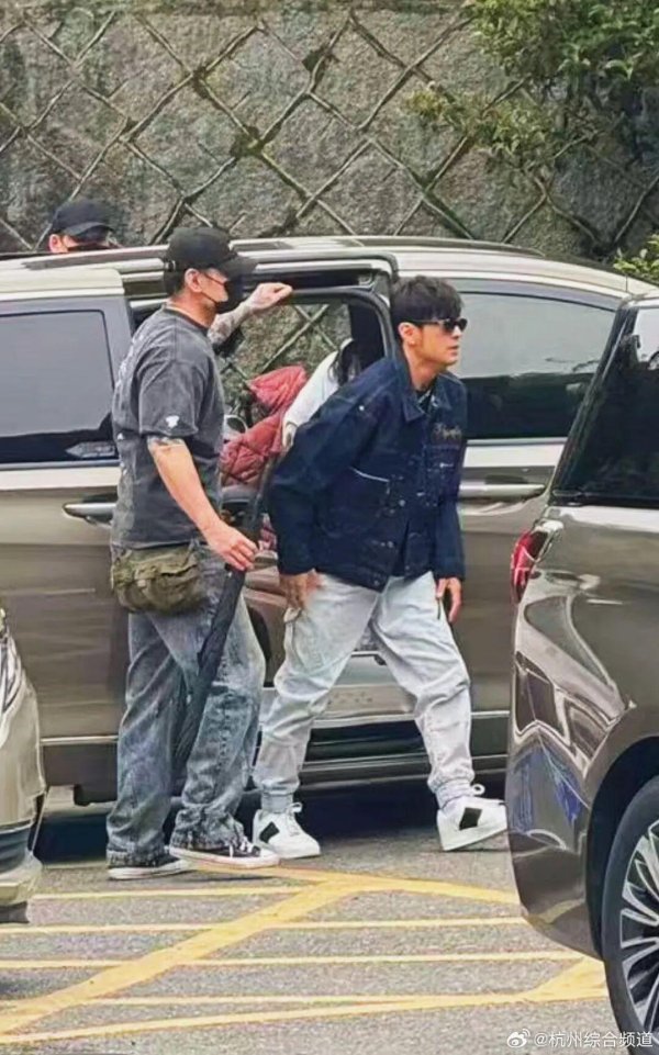 不少人在杭州龙井村偶遇周杰伦！村民：茶馆座位没空过，爆款是“冷泡龙井茶”