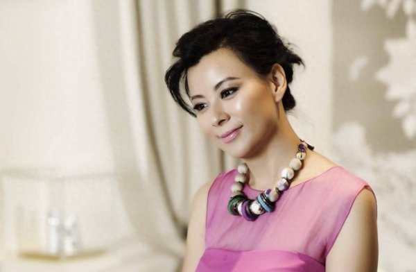 香港知名女星再曝离婚，近年来潜心修佛面色红润