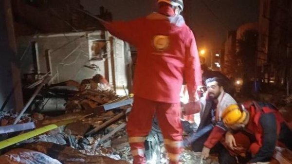 伊朗库姆市多座住宅遭袭 致6人死亡