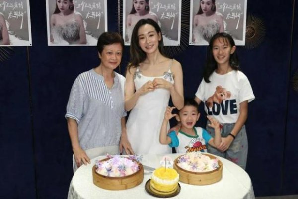 前TVB花旦6岁细仔生病入院，陪护之余坚持直播，赚钱养家两不误