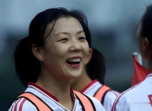 原来她已去世8年, 曾获世界杯亚军, 嫁美国丈夫, 穿女足队服离世