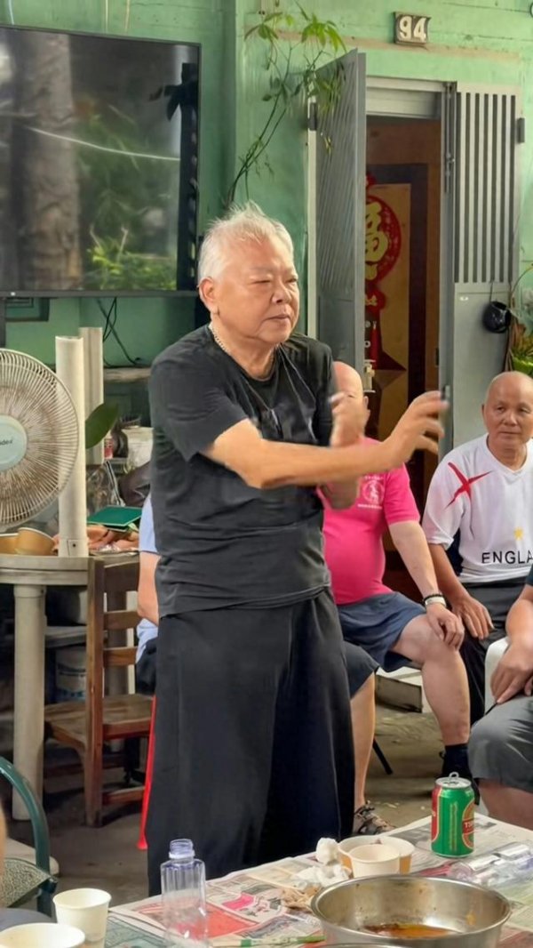 85岁TVB绿叶移居中山开武馆，满头白发教咏春，隐退多年瘦了不少
